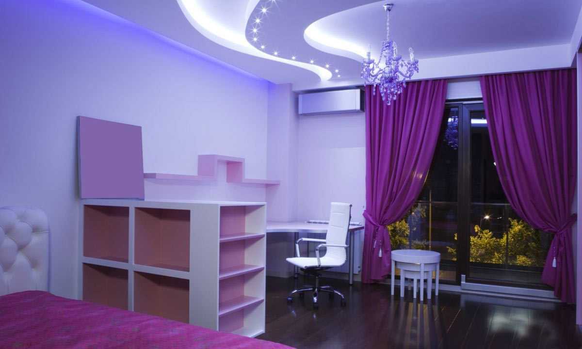 combination of bright curtains in the facade of the room