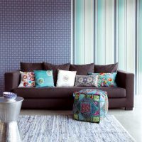 combination of bright wallpaper in the design of the living room photo