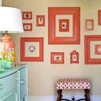 una combinazione di arancione chiaro nell'arredamento dell'appartamento con foto di altri colori