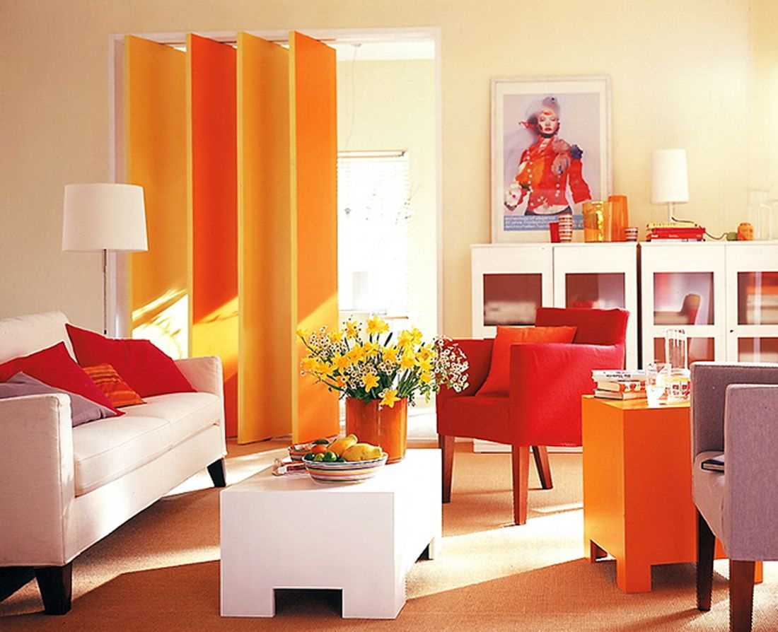 una combinazione di arancione chiaro nel design del soggiorno con altri colori