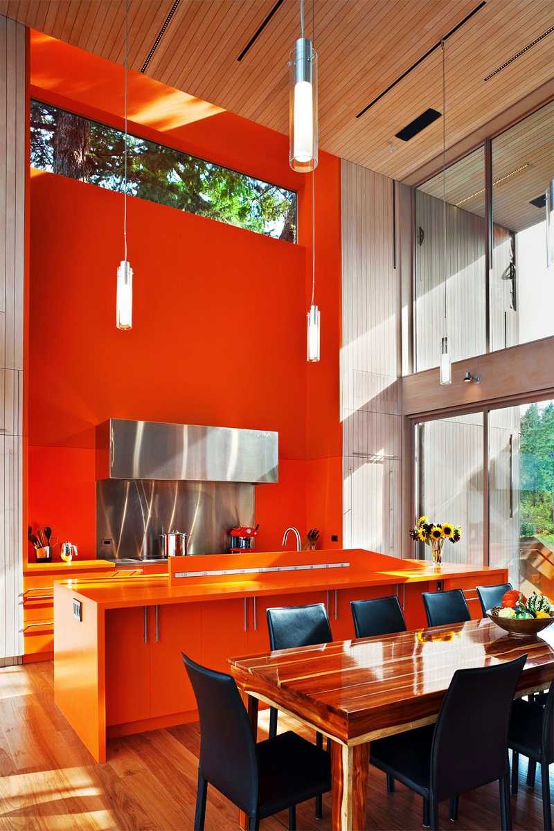una combinazione di arancio chiaro all'interno della casa con altri colori
