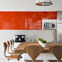 una combinazione di arancione chiaro nello stile del soggiorno con altri colori della foto