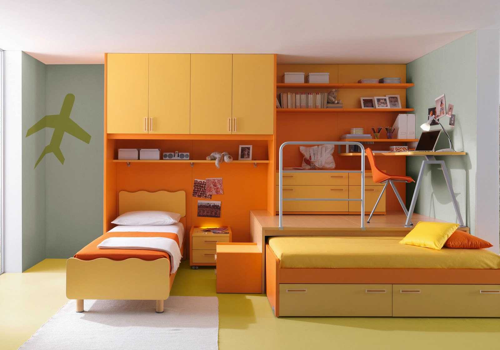 una combinazione di arancio brillante all'interno della casa con altri colori