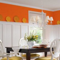 une combinaison d'orange foncé dans la conception du salon avec d'autres couleurs