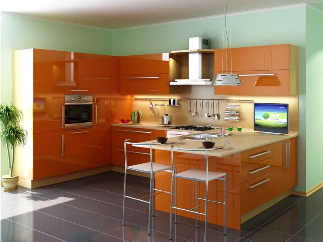 una combinazione di arancio chiaro nell'arredamento dell'appartamento con altri colori
