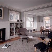 una combinazione di grigio scuro nello stile del soggiorno con altri colori