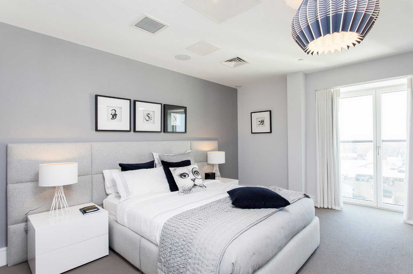 una combinazione di grigio brillante nell'arredamento della casa con altri colori