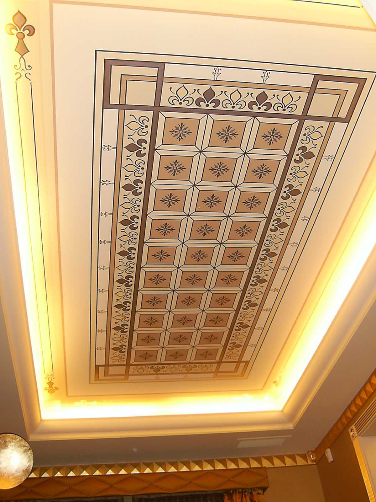 decorazione classica del soffitto a motivi geometrici