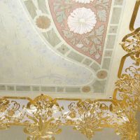decorazione classica del soffitto con luce fotografica aggiuntiva