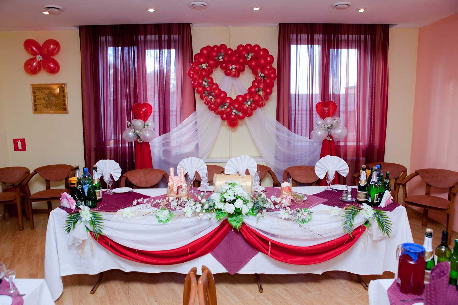 modern decoration of the wedding hall with flowers