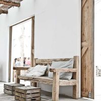 gražaus stiliaus kambarys su pjaustytos medienos paveikslėliu