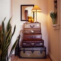 interno luminoso dell'appartamento con la vecchia immagine delle valigie
