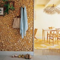šviesus kambario dizainas su pjūklais supjaustytos medienos paveikslėliu