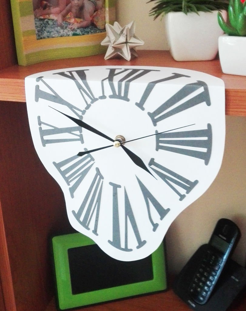 The idea of ​​brightly decorating a wall clock with your own hands