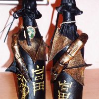 Originalios dekoratyvinės stiklinių butelių, pagamintų iš odos, dekoravimo „pasidaryk pats“ versija