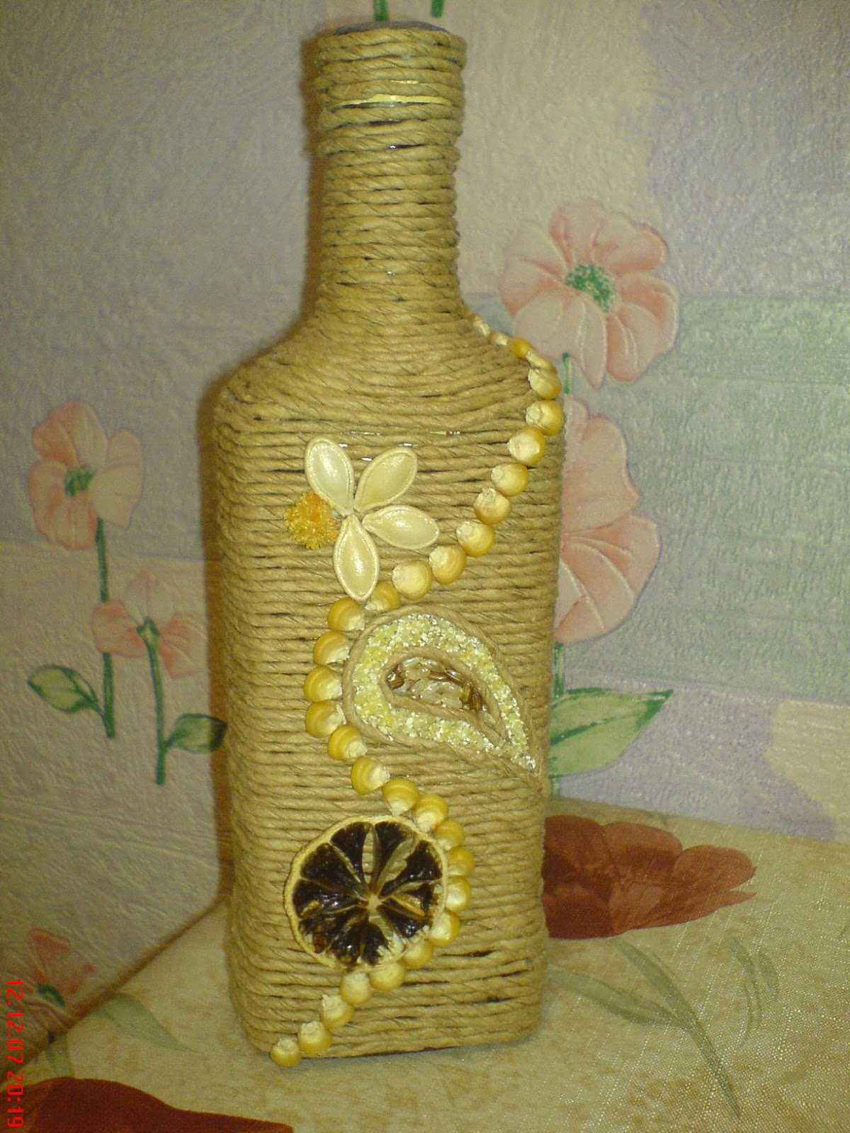 une variante de la décoration originale des bouteilles de champagne avec de la ficelle