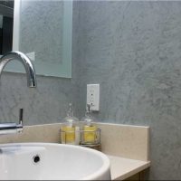 variante de plâtre décoratif brillant dans la conception de la salle de bain
