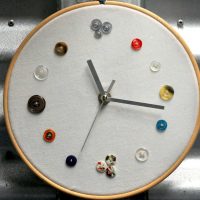 L'idea della decorazione originale di un orologio da parete con le tue mani