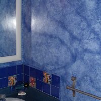 the idea of ​​bright decorative plaster in the design of the bathroom photo