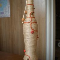 the idea of ​​the original bottle decoration with twine photo