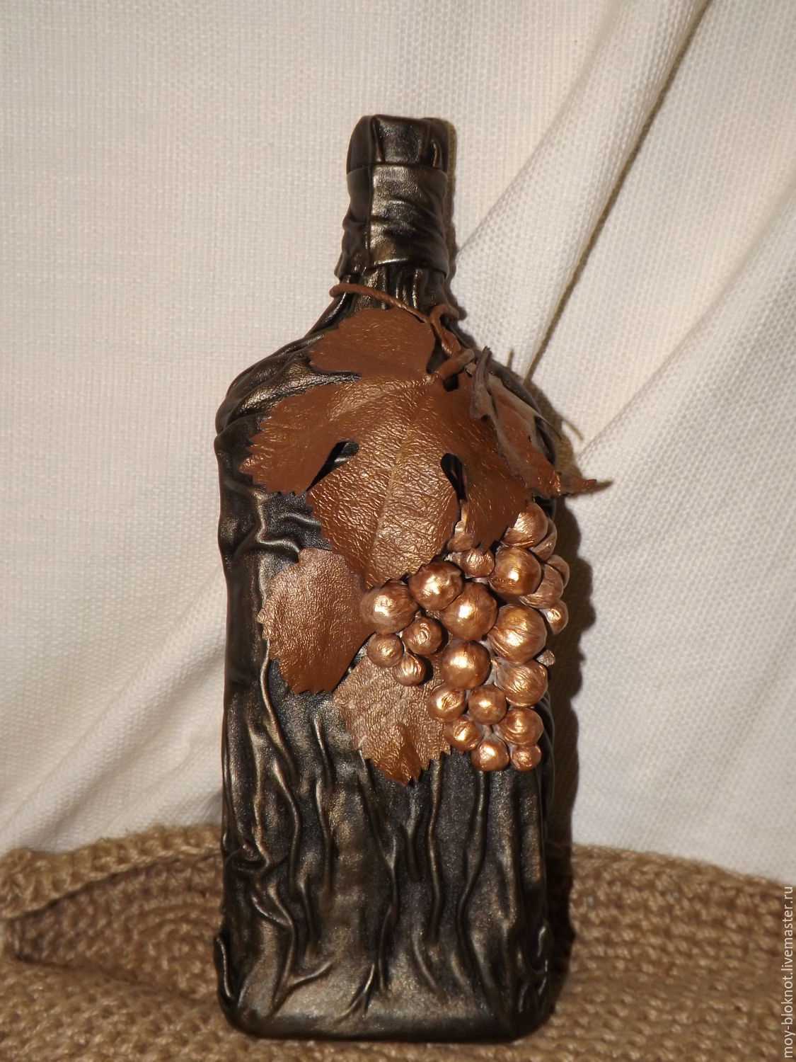 versione fai-da-te di una bella decorazione di bottiglie di cuoio