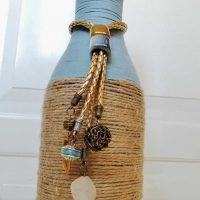 variant of chic decoration of glass bottles with twine photo
