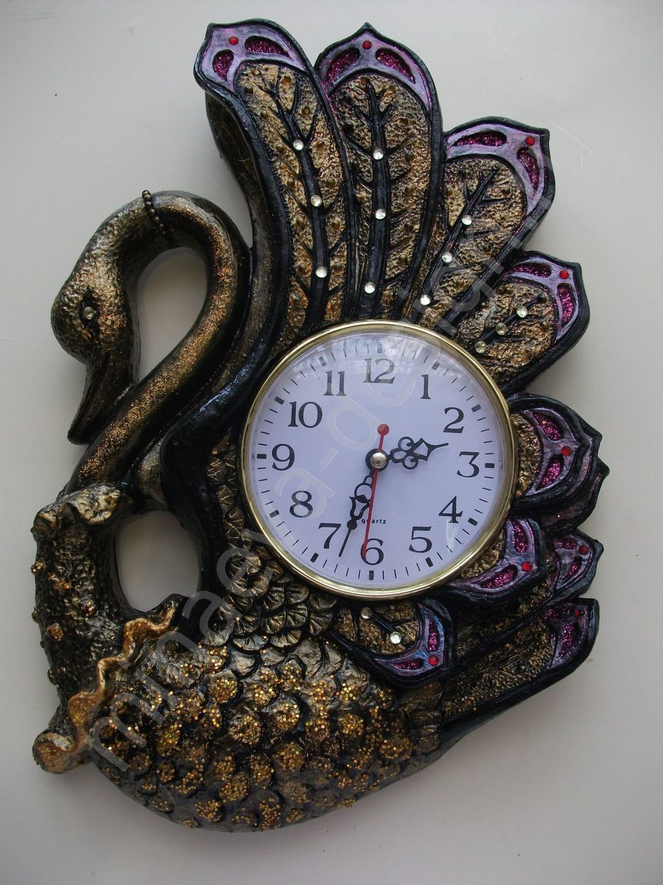 the idea of ​​unusual decoration of a wall clock with your own hands