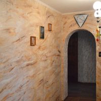 the idea of ​​the original decorative plaster in the interior of the bathroom photo