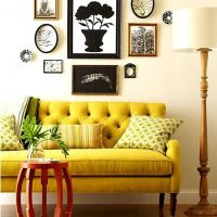 bel design del soggiorno in foto color senape
