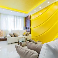 insolito interno dell'appartamento in foto color senape