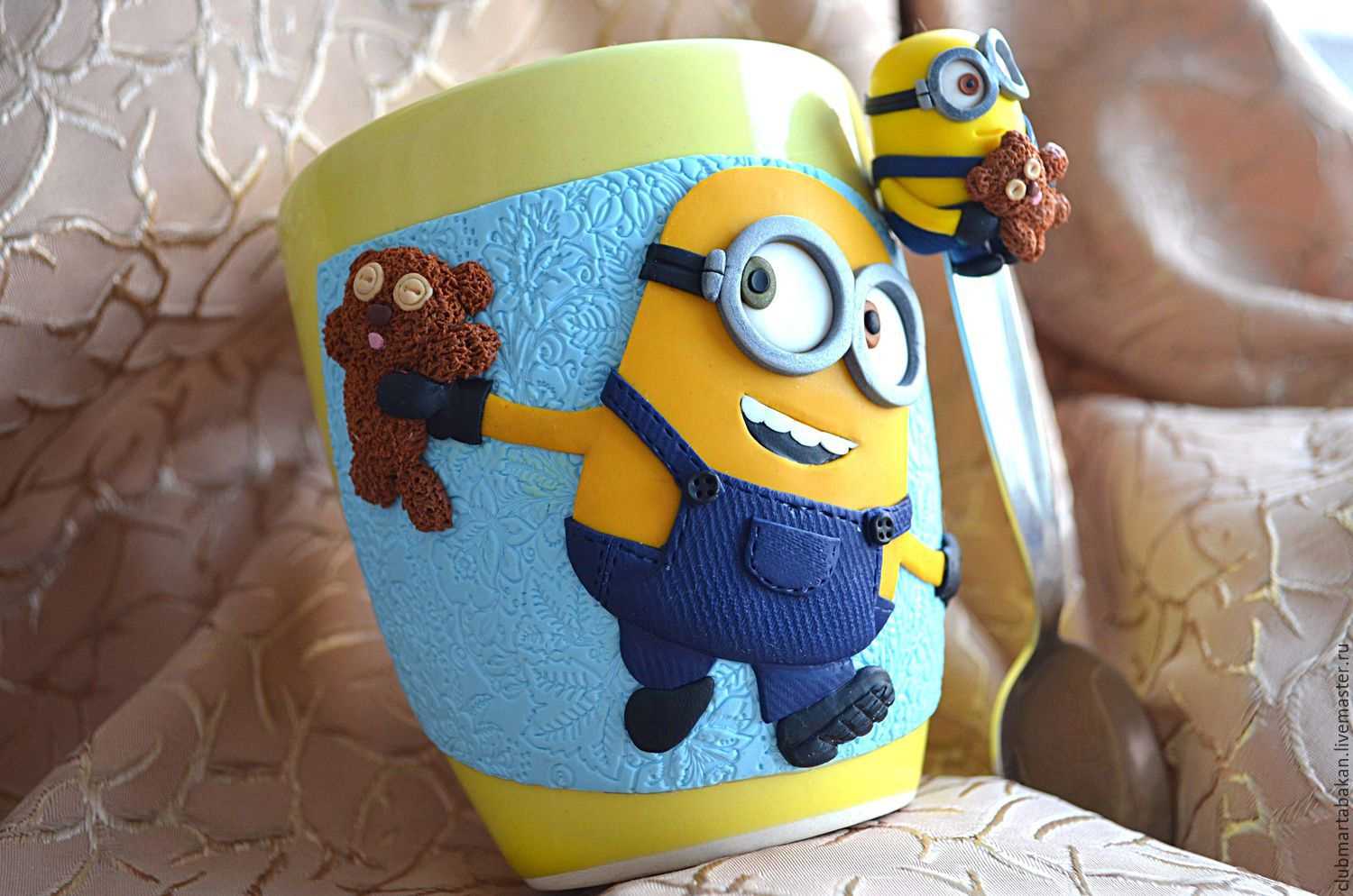 do-it-yourself bright decoration of the mug with polymer clay animals