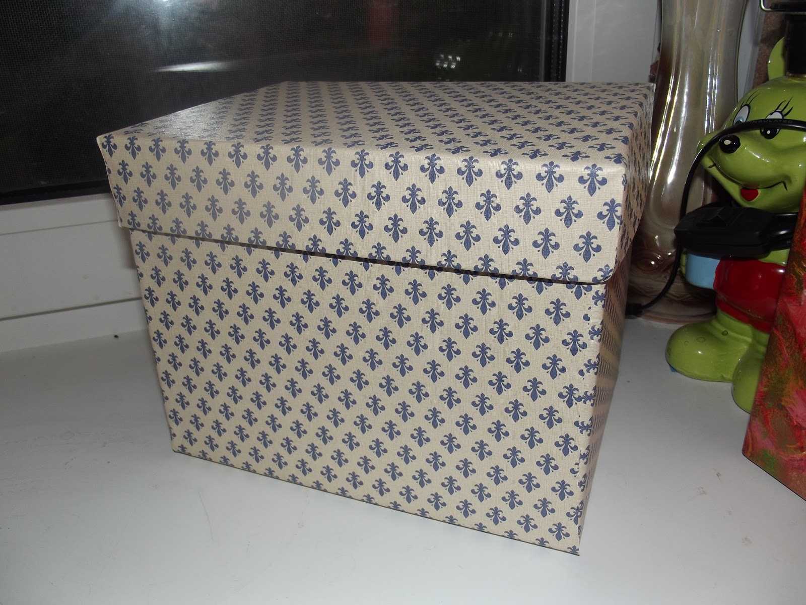 bright design of boxes with improvised materials