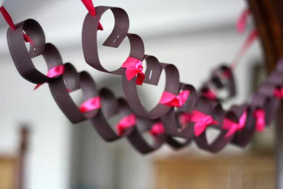 unusual room decoration with improvised materials for Valentine's day