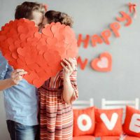 do-it-yourself bright apartment decoration for Valentine's Day picture