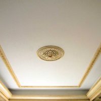 Foto classica con decorazione a soffitto