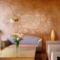 skaista dzīvokļa interjera versija ar dekoratīvu rakstu uz sienas foto