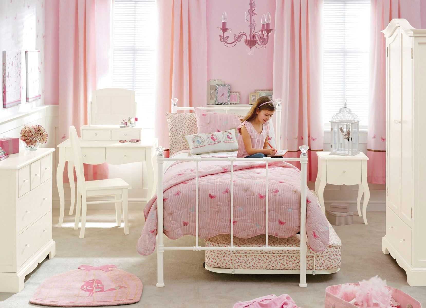 the idea of ​​a bright room design for a girl