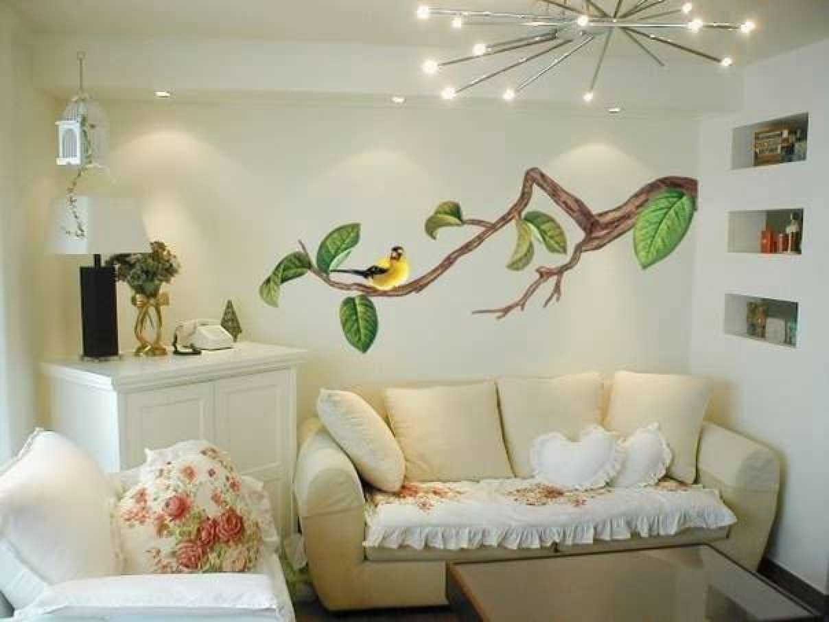 dzīvokļa oriģinālā interjera versija ar dekoratīvu rakstu uz sienas