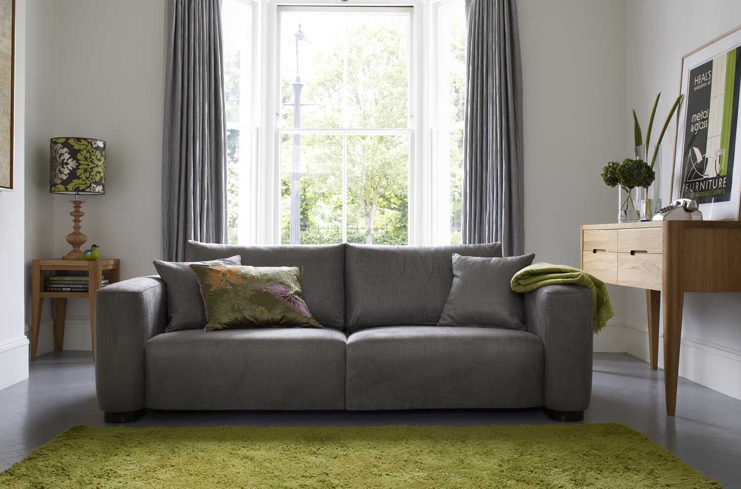 idea di un bellissimo soggiorno interno con divano