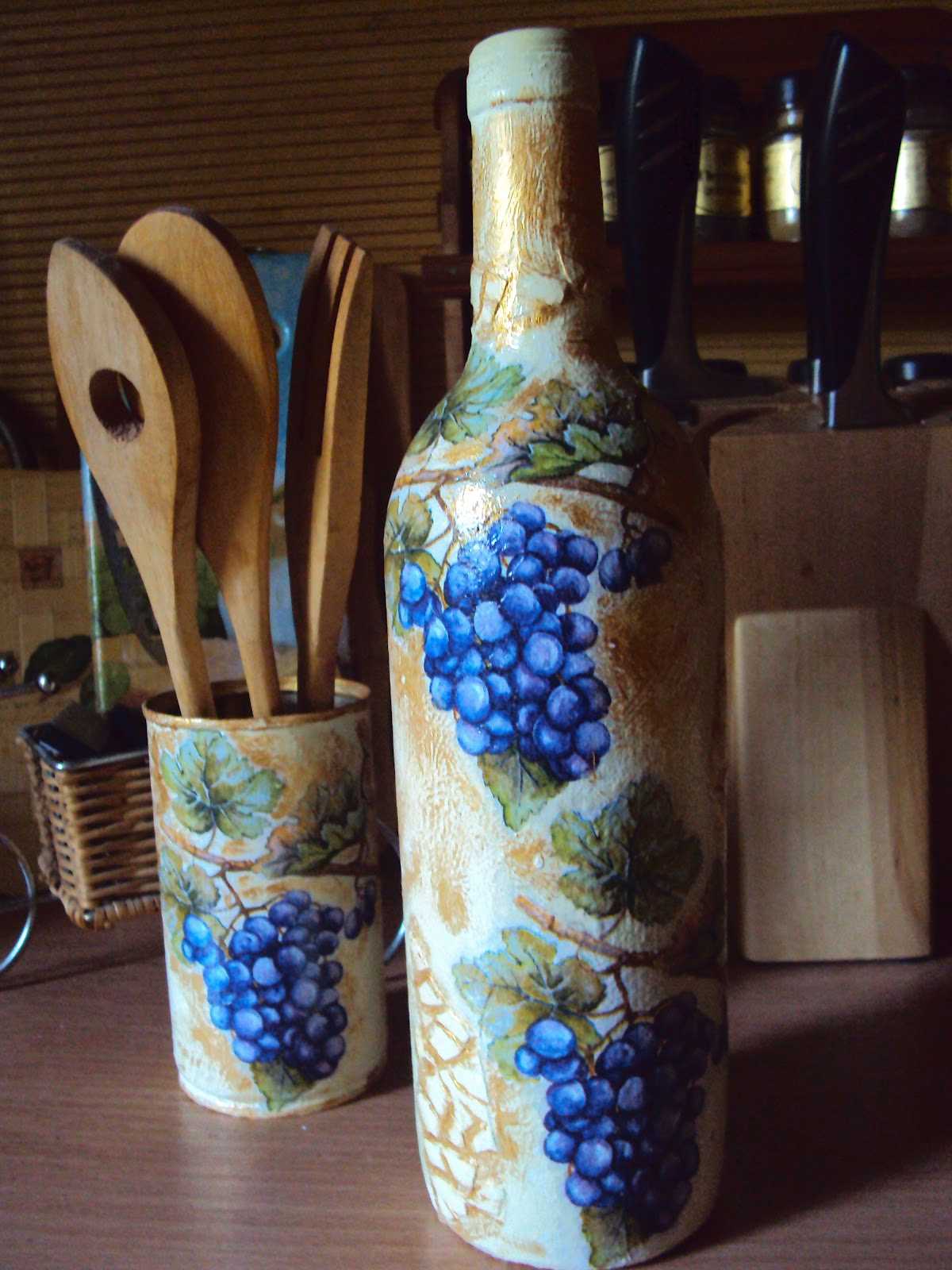 the idea of ​​beautifully decorating glass bottles with paints