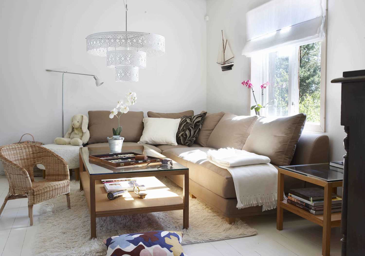 l'idea dell'arredamento originale del soggiorno con un divano