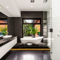 idée de design lumineux d'une photo de salle de bain blanche