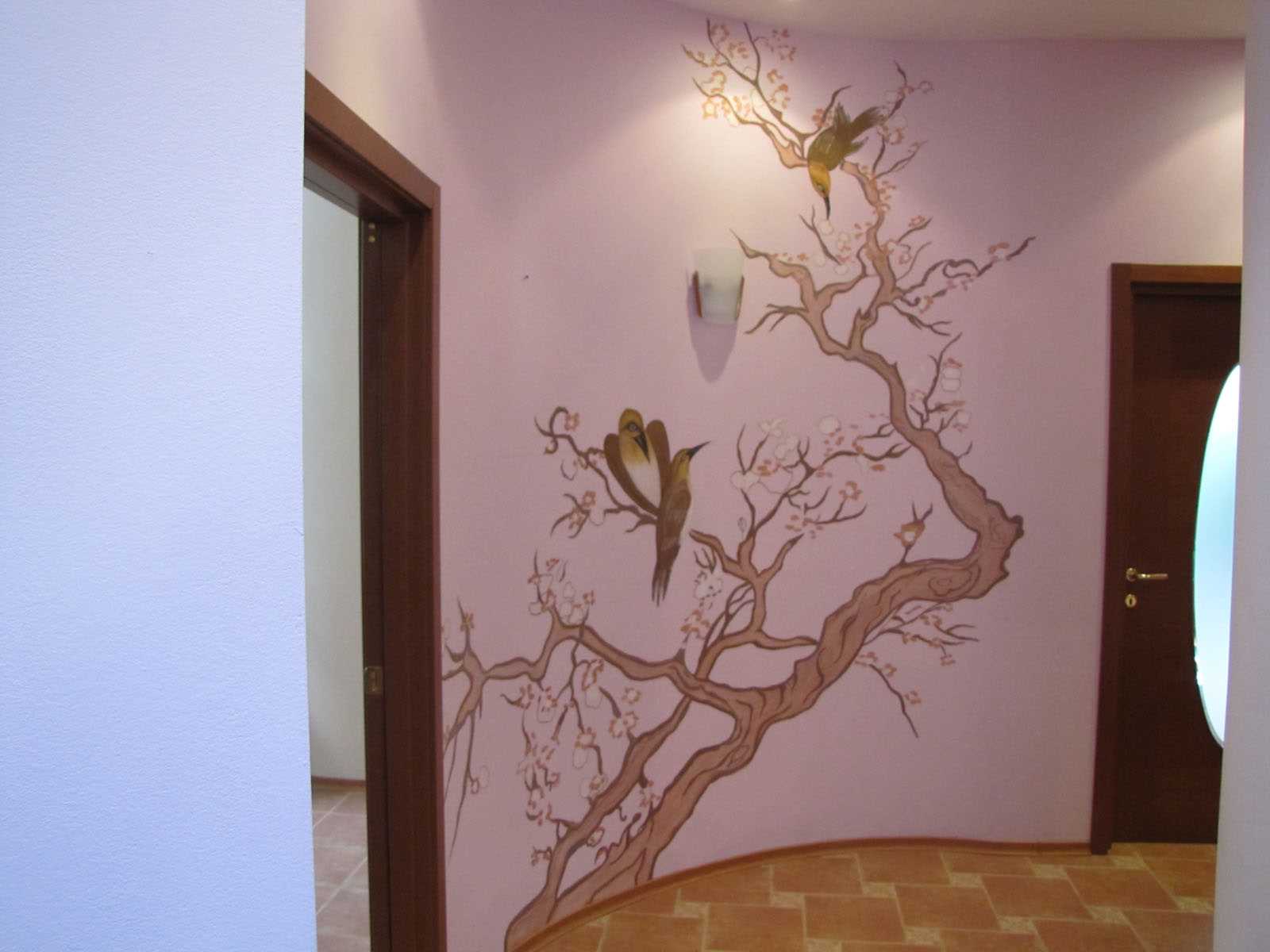 telpas oriģinālā dizaina versija ar dekoratīvu rakstu uz sienas