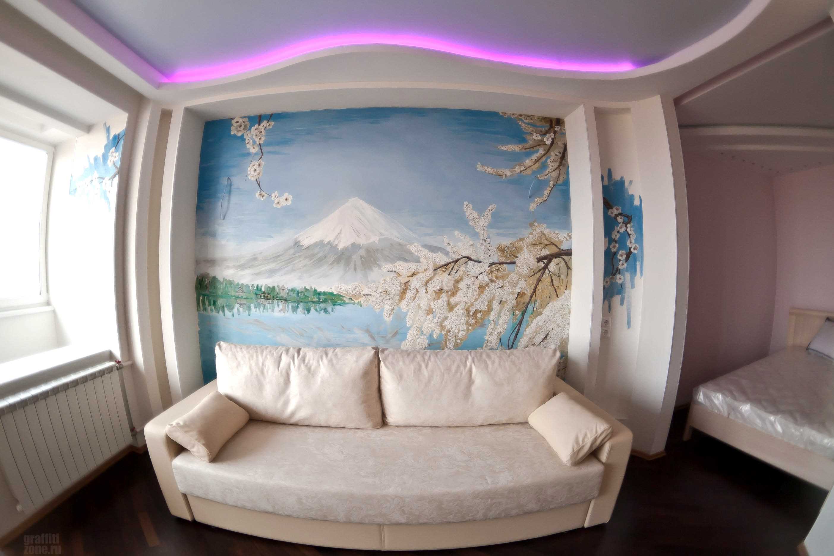 ideja par neparastu interjera istabu ar dekoratīvu rakstu uz sienas