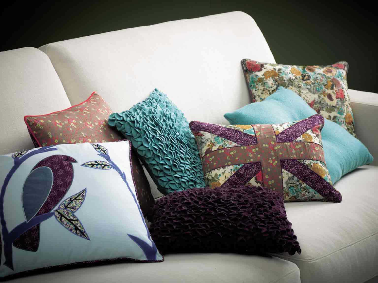 versione di moderni cuscini decorativi nello stile del soggiorno