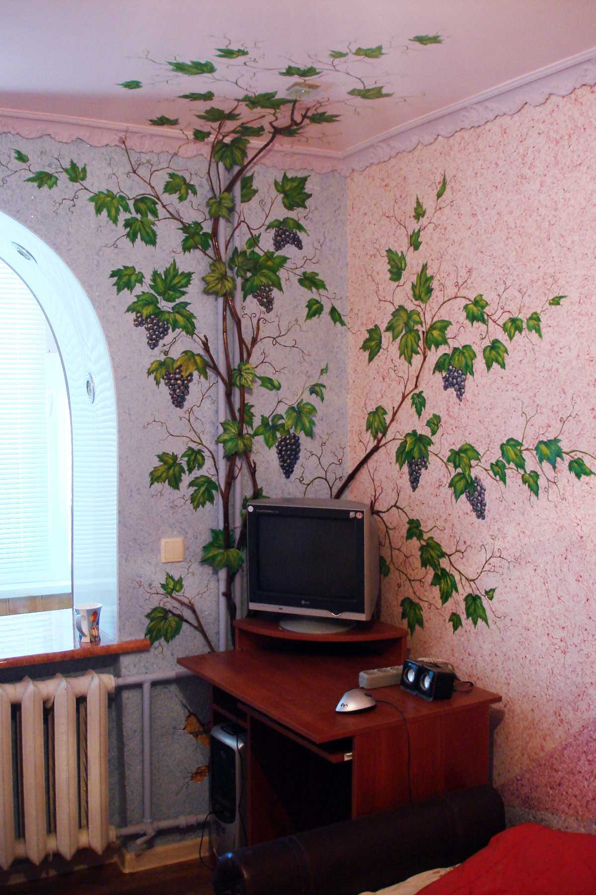 dzīvokļa skaista interjera variants ar dekoratīvu rakstu uz sienas