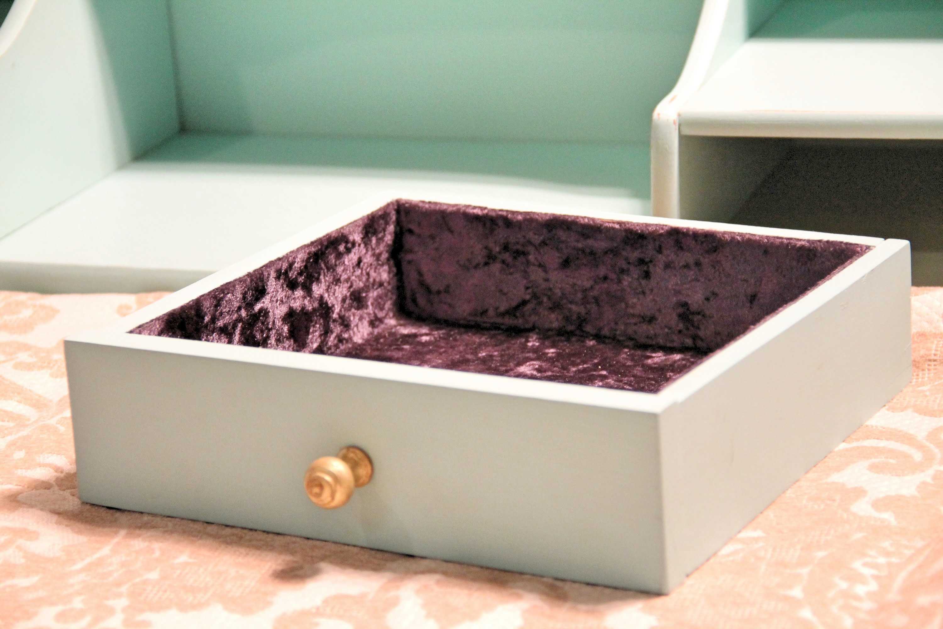 do-it-yourself version of a beautiful jewelry box