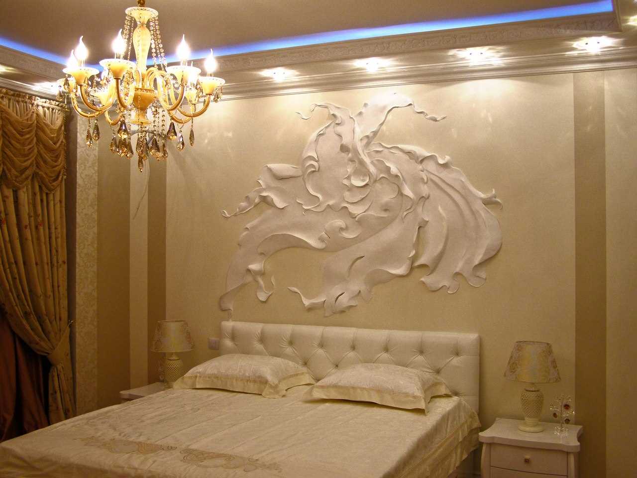 ideja par modernu istabas dekoru ar dekoratīvu rakstu uz sienas