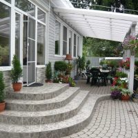 versione dello stile insolito della veranda nella foto della casa