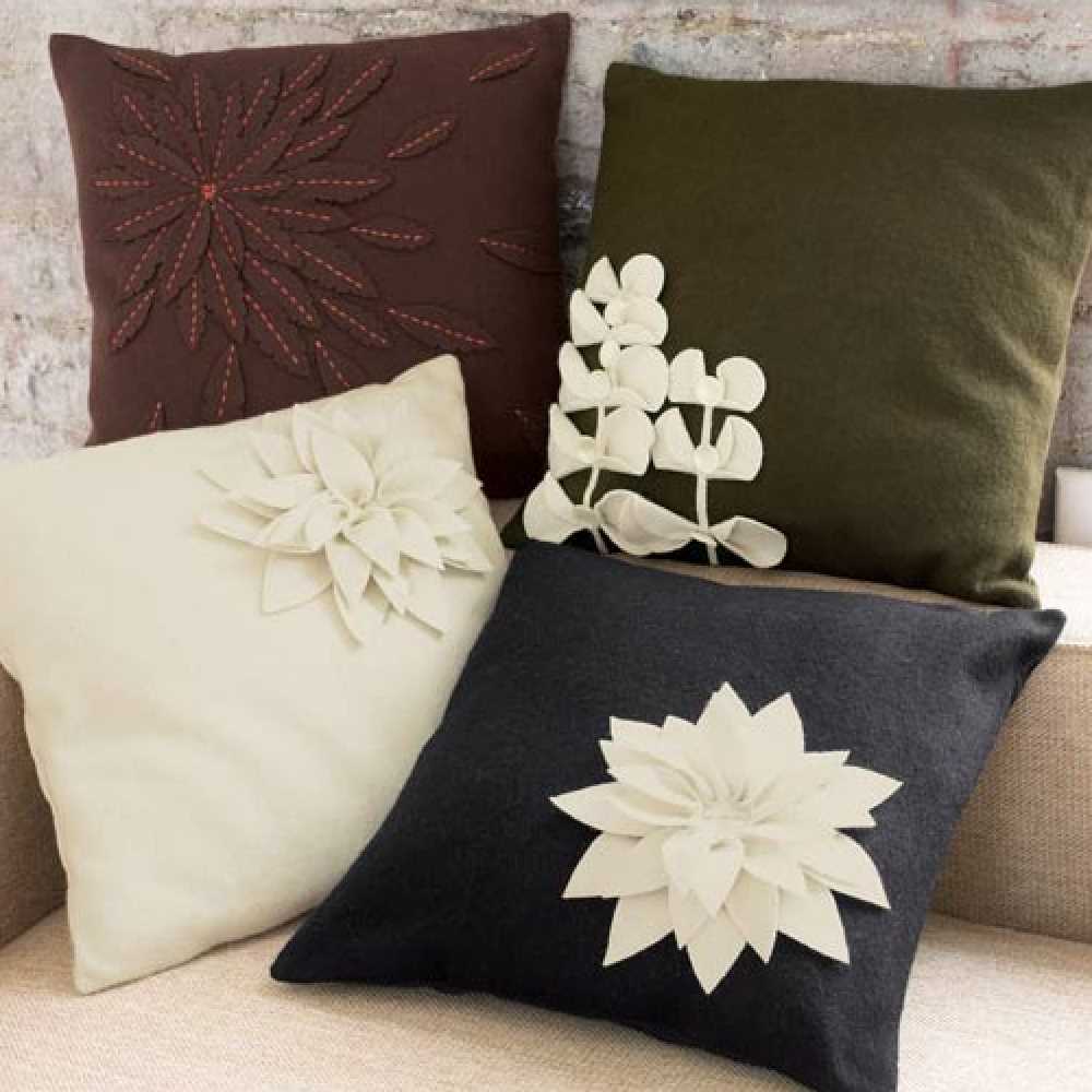 idea di bellissimi cuscini decorativi nel design della camera da letto
